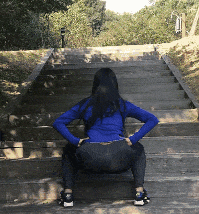 维密天使必练动作 ▼ 深蹲,不仅可以翘臀 同时还不会有粗腿的威胁