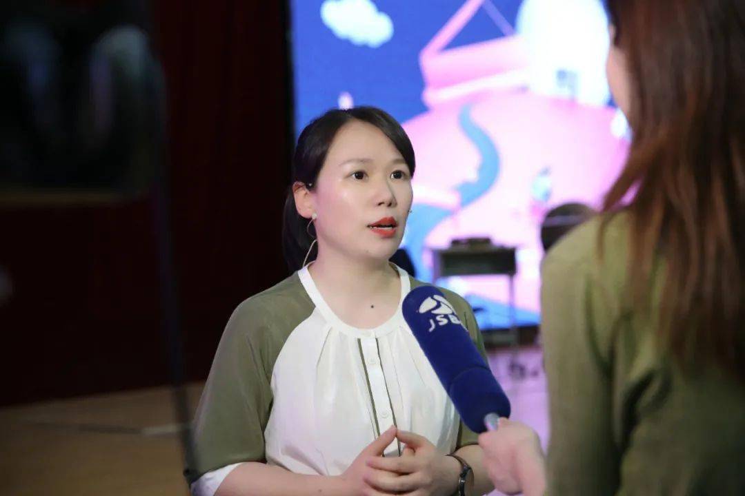 年开始跟随中国音乐治疗的创始人张鸿懿先生学习并从事音乐治疗的研究