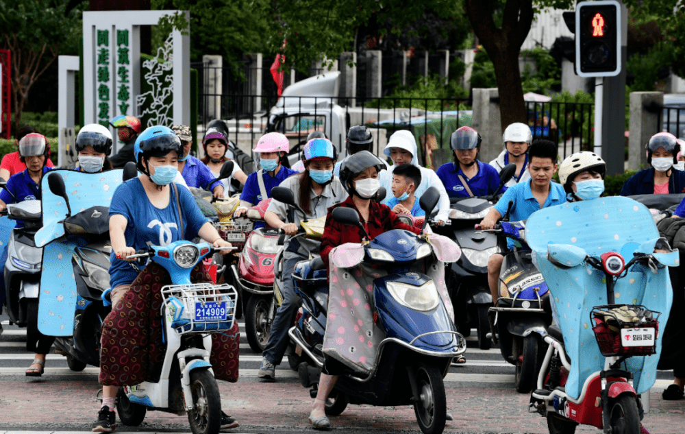 电瓶车疫情来了,为了减少接触,更多人选择电动车出行,小编也是电动车