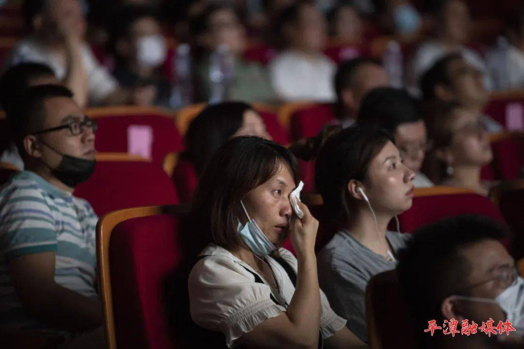 观众被王继才事迹感动,数度落泪