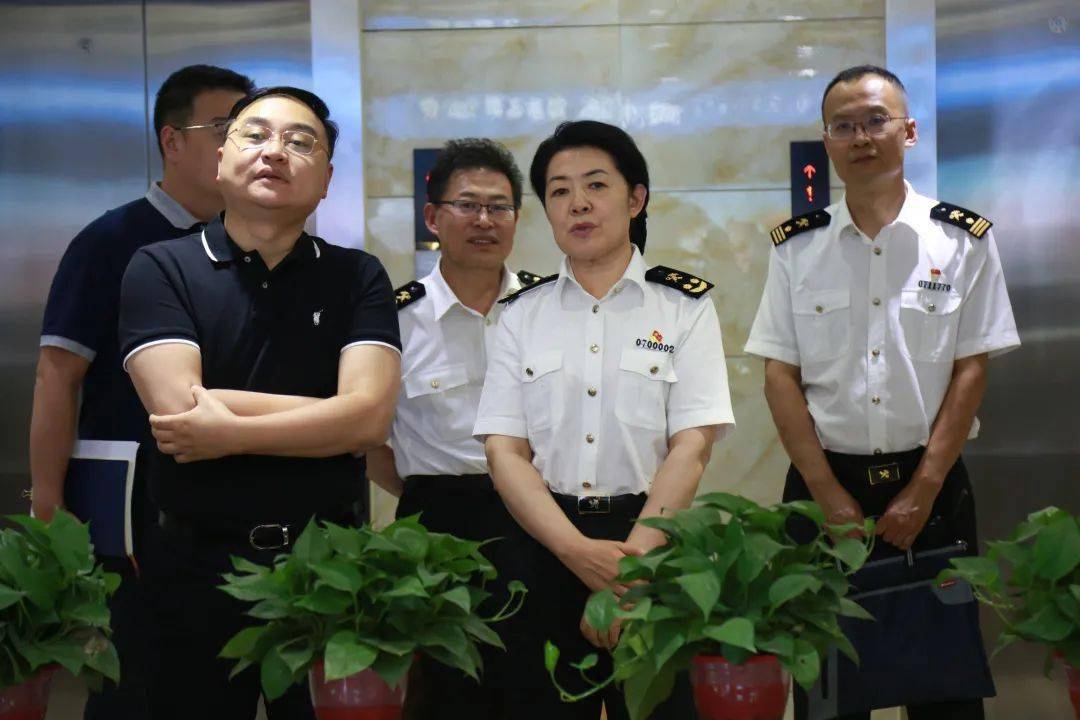 呼和浩特海关副关长王静一行到自治区司法厅参观调研普法宣传工作
