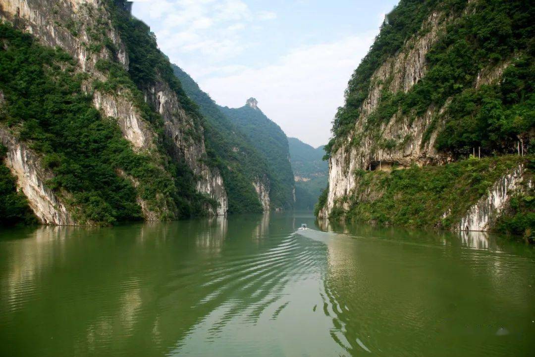 在阿蓬江峡谷陡峭的绝壁上,有一酷似昂首凝视的乌龟,传说为天神所化