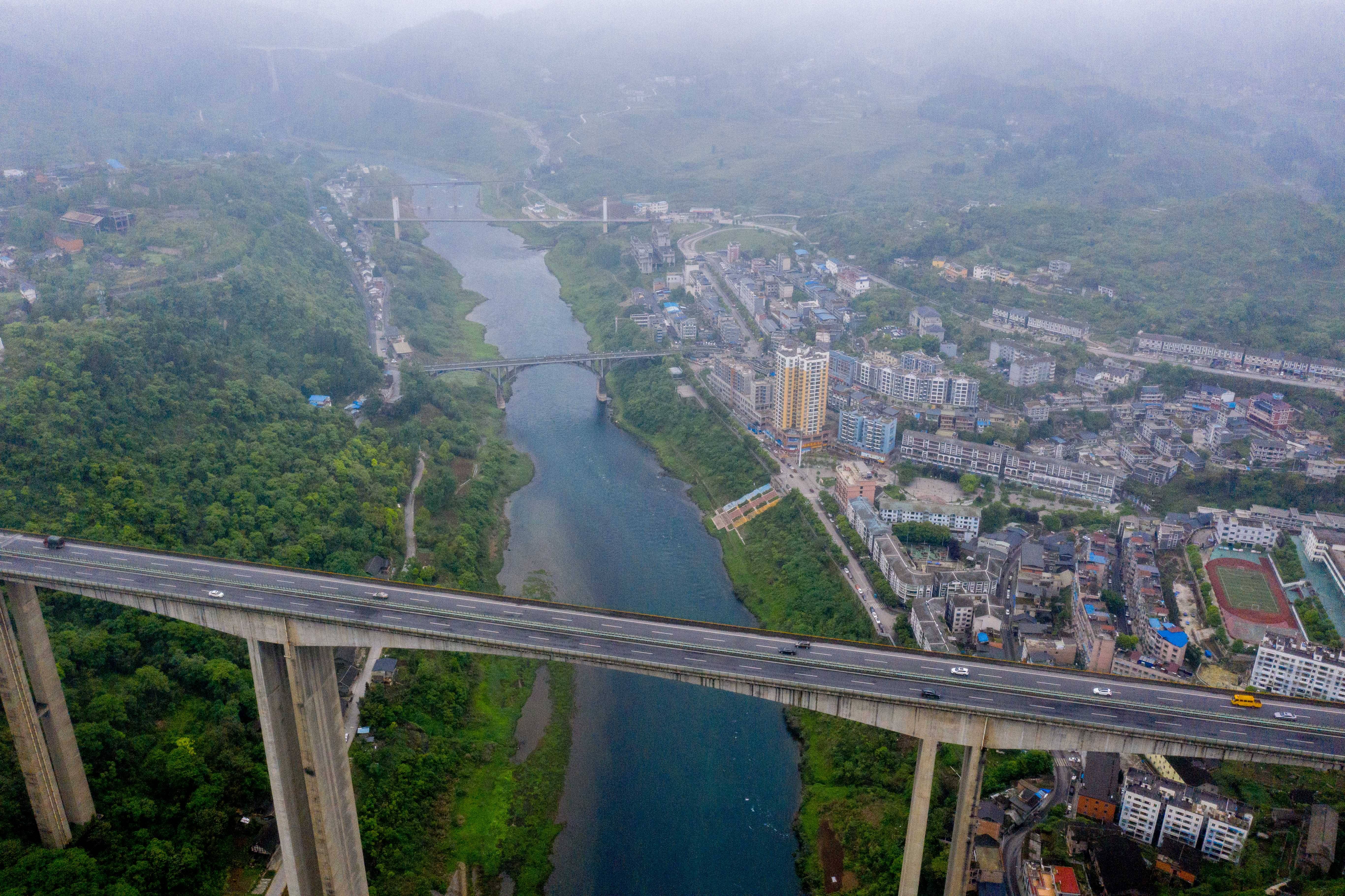 贵州省乌江特大桥(4月19日摄,无人机照片).