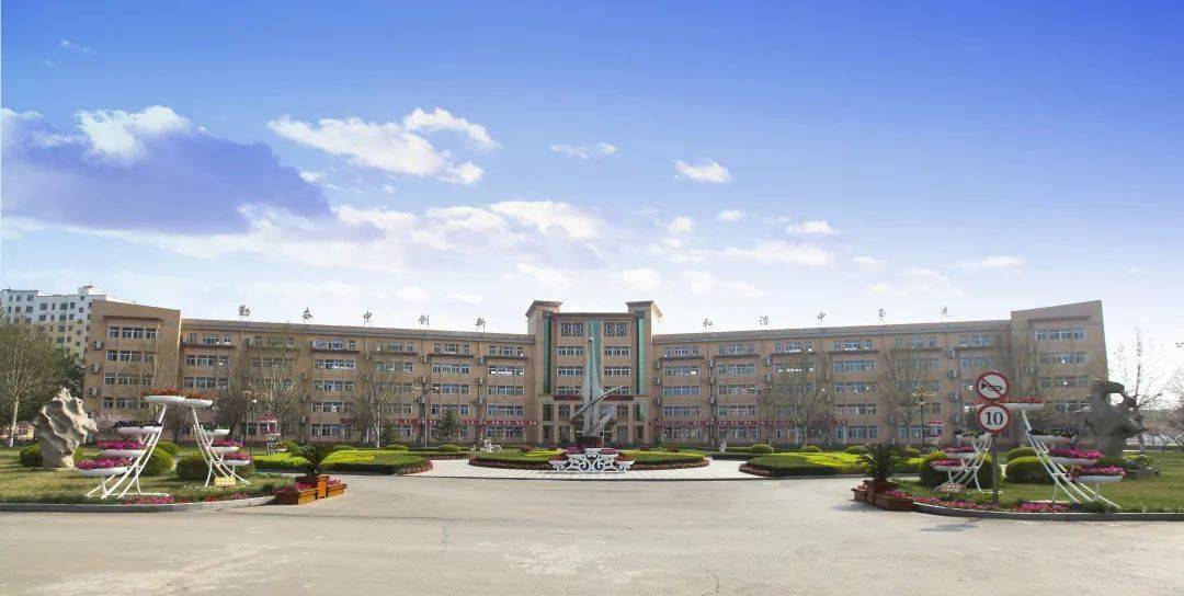 河北武邑中学创建于1951年,1980年被确定为河北省重点中学,师资力量