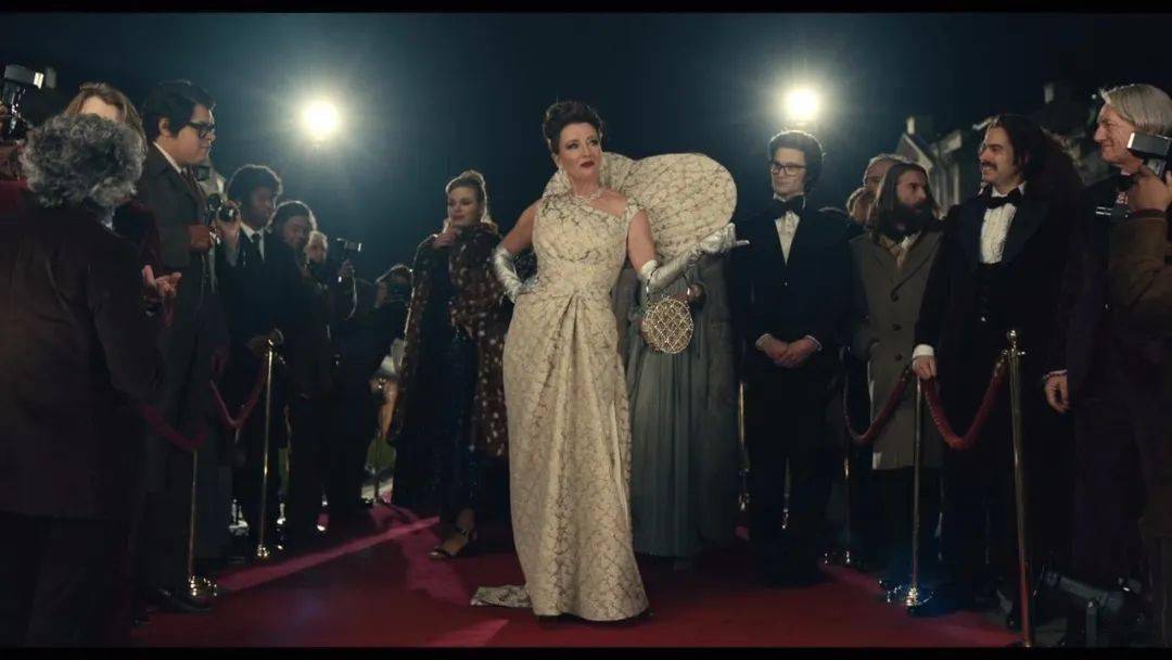 电影中男爵夫人也是时尚界的传奇人物,拥有"拥有毁灭性的时尚和可怕的