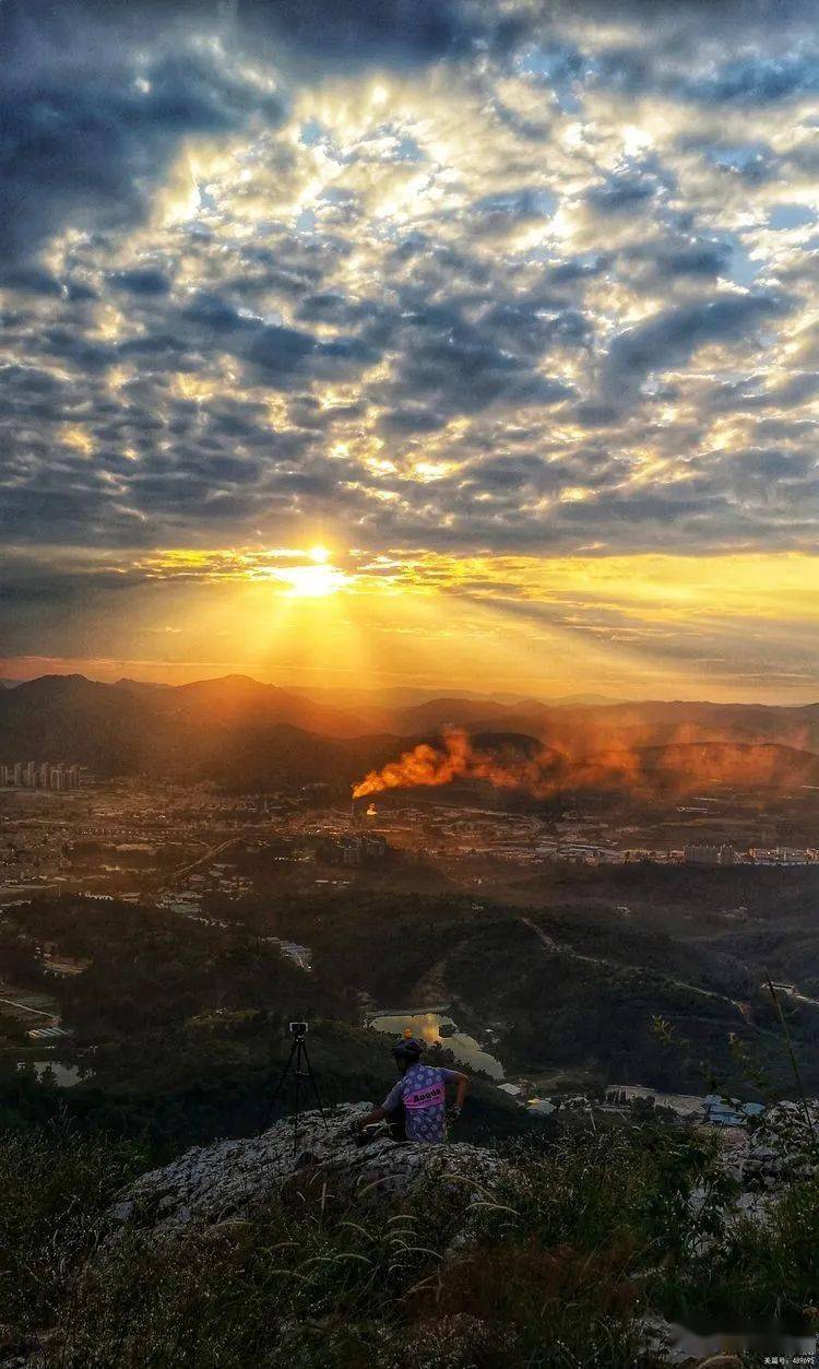 日落月出长虫山_西山