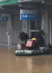 搞笑gif:现在都流行划船送餐,没两把刷子你都不敢上船