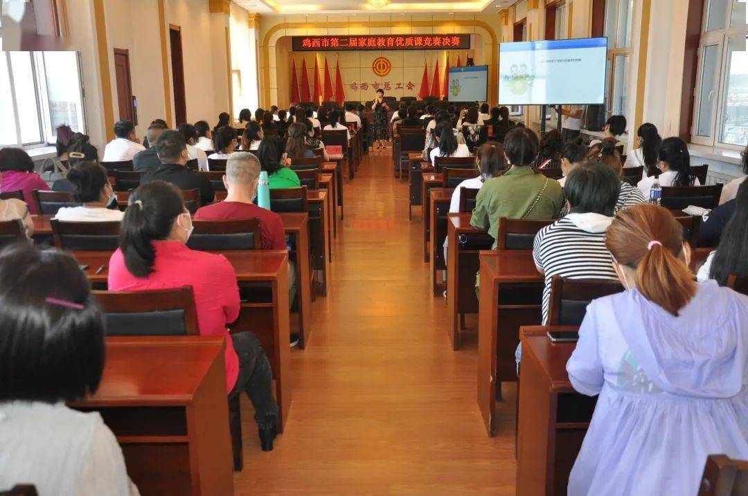 市人大常委会副主任,市总工会主席梁飞翔深入决赛现场指导,并观看比赛