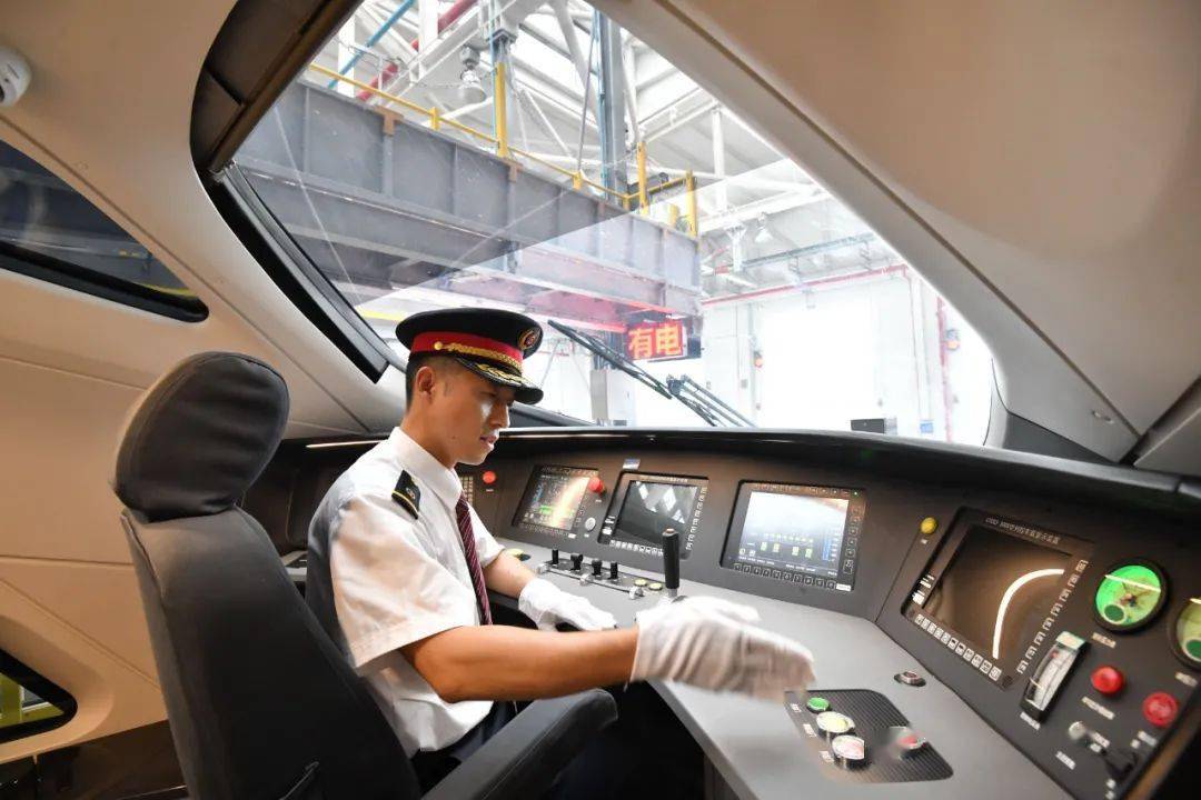6月23日,重庆西动车所,cr400af复兴号智能动车组驾驶舱.