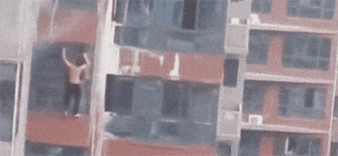 【消防科普】惊险!一男子17层楼外躲避火灾,火灾逃生必备常识!