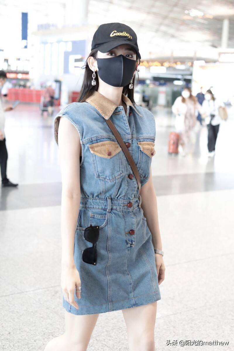 古力娜扎身穿连衣裙现身机场,大秀曼妙身材拿下帽子露出绝美笑容