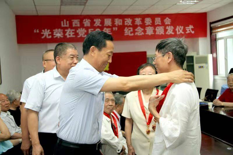 仪式在雄壮的国歌声中拉开帷幕,党组成员,副主任赵友亭将一枚枚金色的