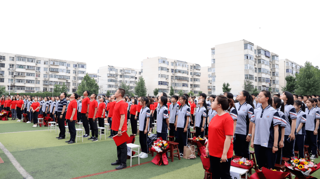 升国旗,奏唱国歌12021年6月24日上午8:30,保定市第二十六中学在操场为