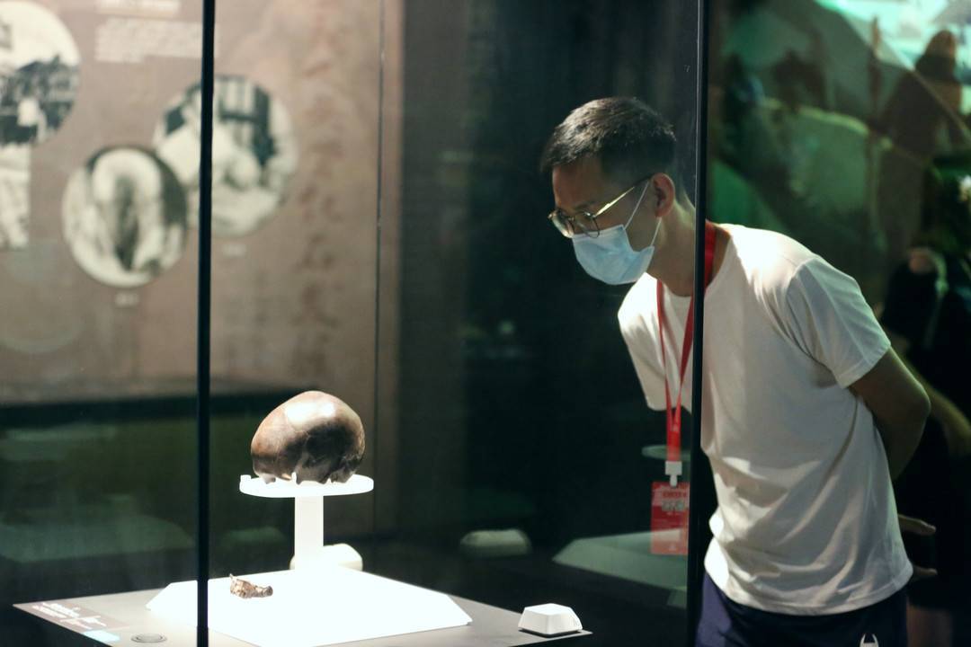 观众在四川博物馆参观展览