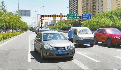 三处路段增车道,优化通行更便民 新的道路标志及标线均已上岗_路口