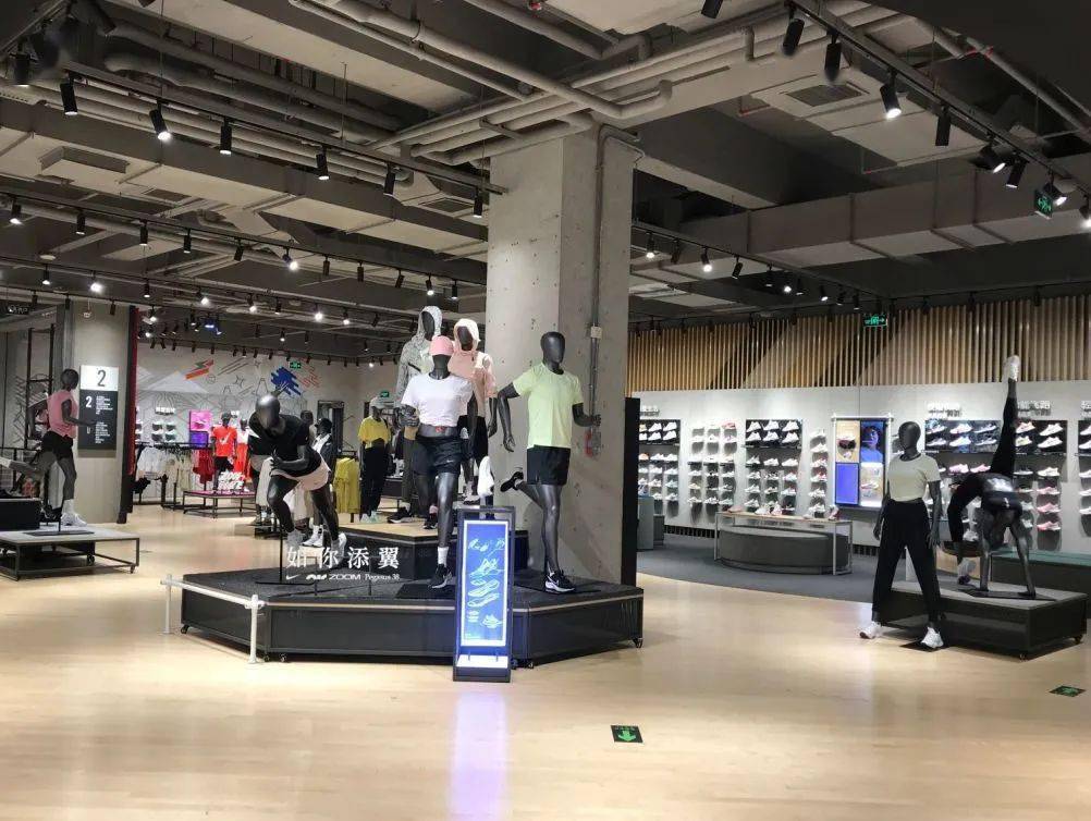 长楹龙湖天街nike 店庆嗨购