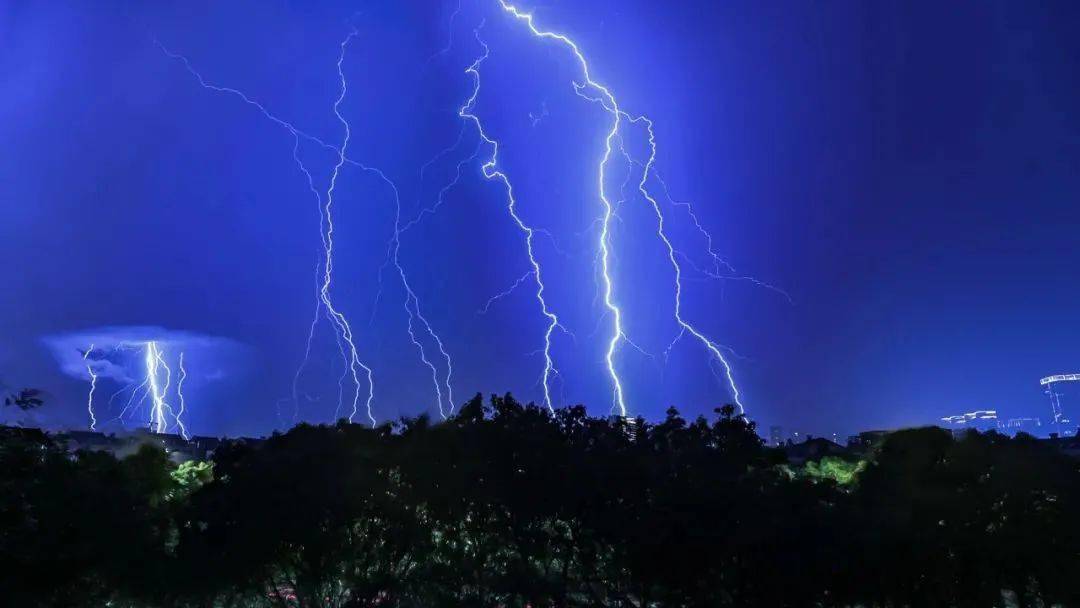 昨晚雷雨大风降临舟山,地闪944次!今天再发布雷电警报