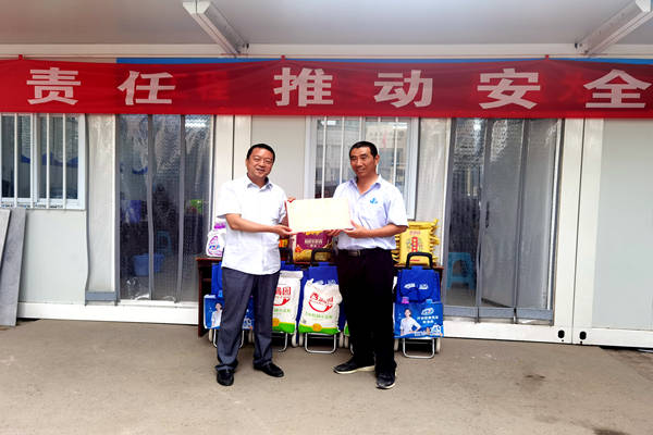 河北建工集团工会主席王文利到国际公司君达盛华宾馆改造项目进行暑期