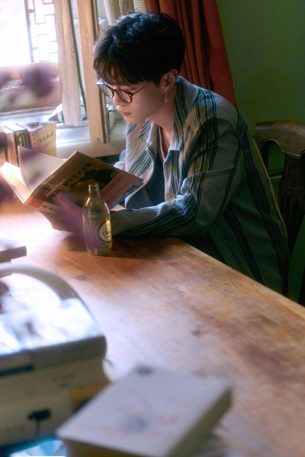 留声机送来范丞丞咖啡馆大片 俊朗清新的少年模样,温柔得恰好