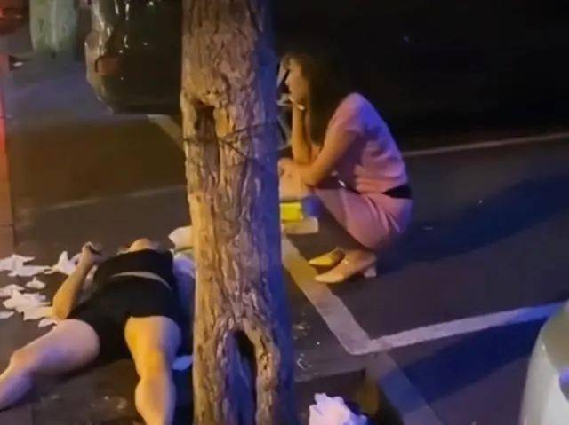 女子醉酒躺在路边,闺蜜求助其老公不料被怼,跟谁喝的谁负责