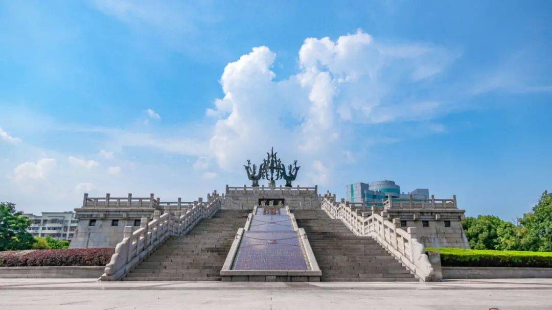 2002年,鄂州市又在凤凰广场东北新建了一座凤凰台,台高两层,汉阙建筑