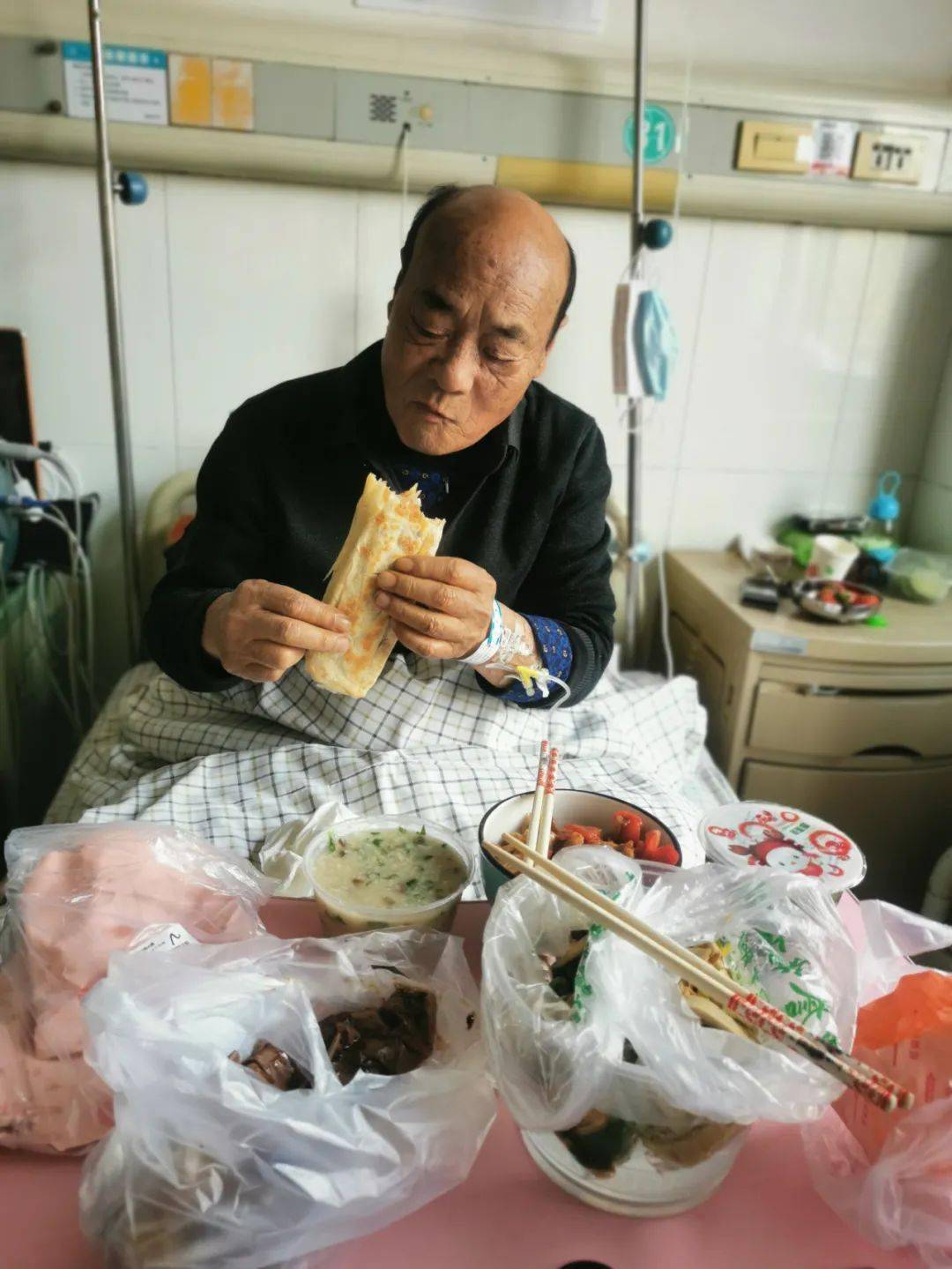 在病床上的老爹,那时他最开心的时刻是大家围着他和他一起吃饭