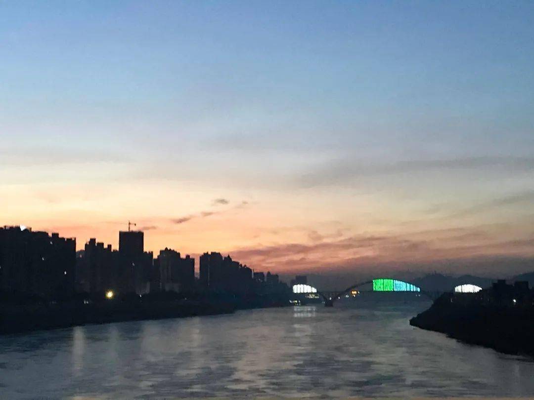 震撼!梧州高旺大桥夜景亮灯了,美美的,梧州又多一处网红打卡点了.