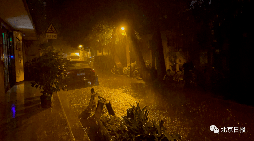 12日零时许降雨回波图  西城,海淀,东城等地 狂风暴雨,电闪雷鸣 大风
