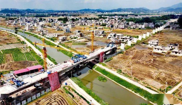 清湾江特大桥位于北流市大里镇是南玉高铁全线首座连续梁成功合龙