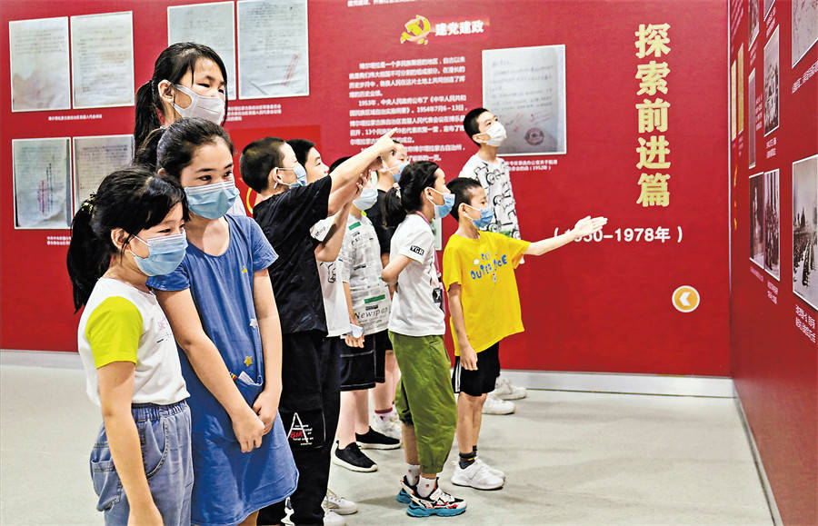 学生参观展览.(记者刘素针 摄)