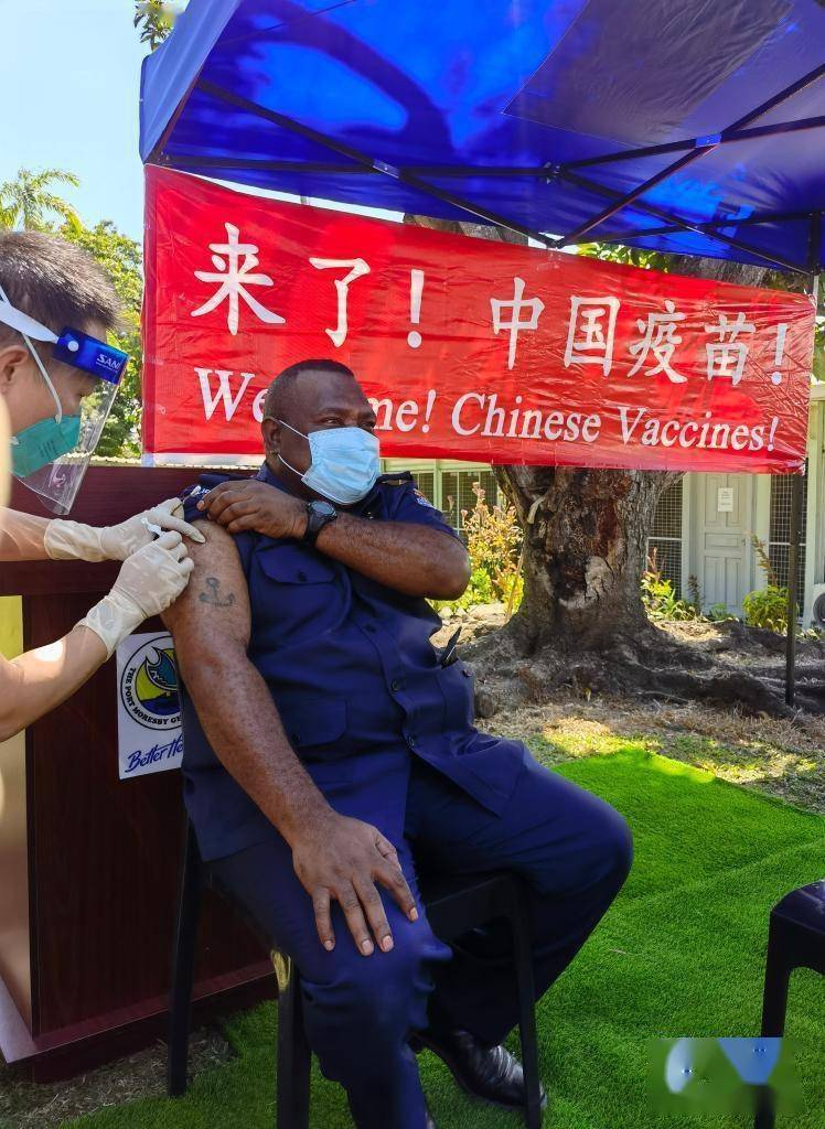 7月13日,在巴布亚新几内亚首都莫尔兹比港,一名男子接种中国疫苗.