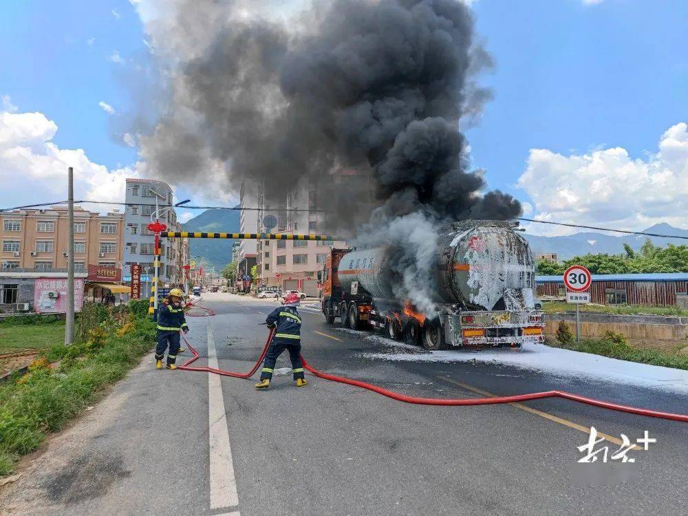 危险阳江一油罐车起火燃烧10台消防车44人奔赴现场紧急救援