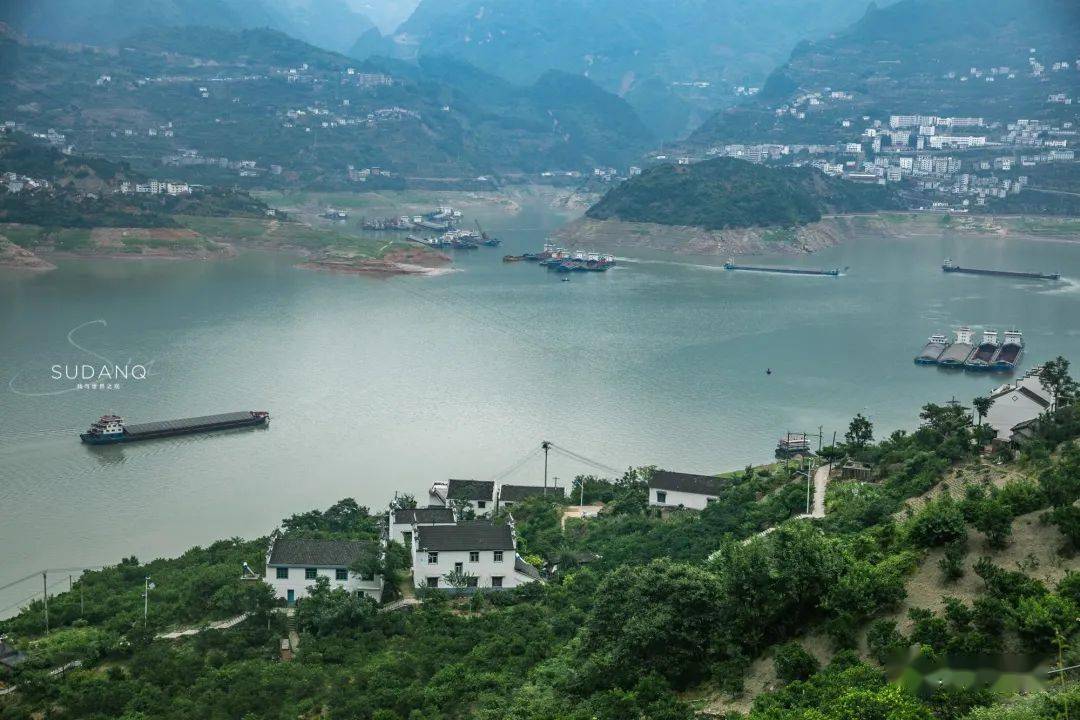 西陵峡村位于秭归县屈原镇西南方向,是屈原镇的南大门,334省道横穿而