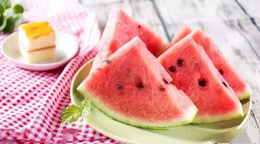 炎炎夏日,冰冻西瓜吃多了对身体好吗?教你正确吃西瓜的打开方式!