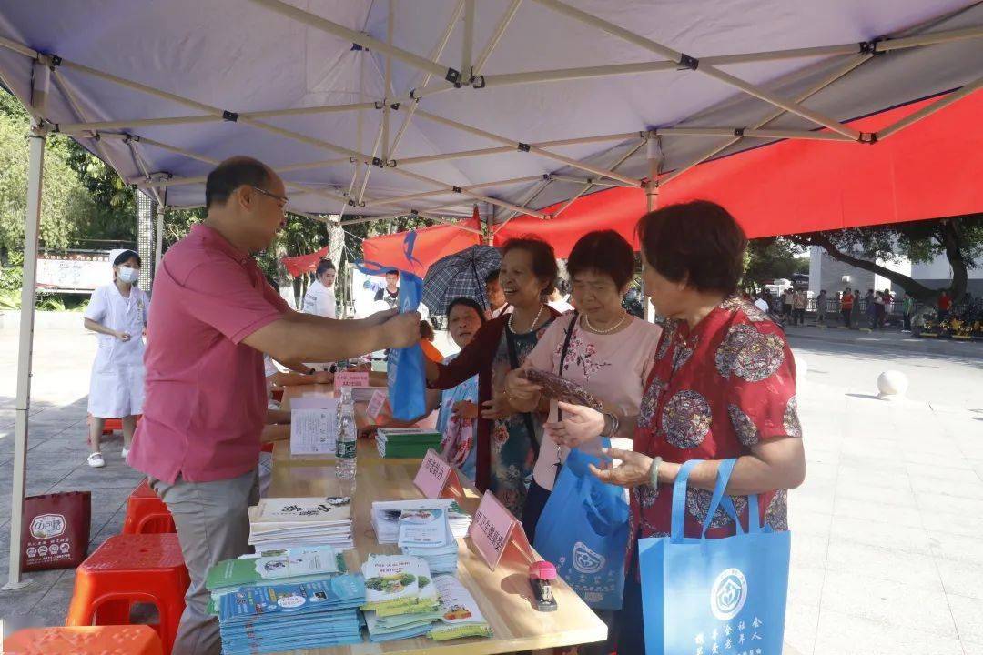 钦州市卫生健康委组织开展老年健康宣传周大型义诊活动