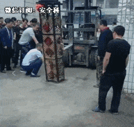 叉车将女工碾倒这么多的事故警醒