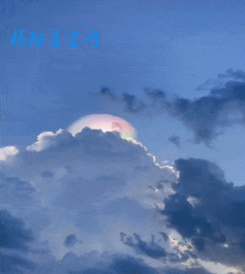 58度时才会出现,同时需要云朵中的水珠大小均等才能产生出这种云彩,在