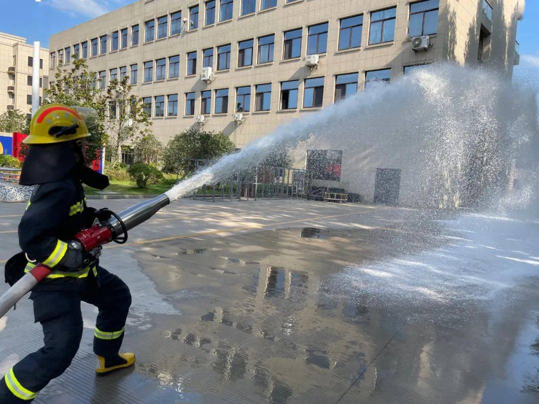 消防员亲自带你认识消防水枪 不过还要提醒大家的是 消防高压水枪