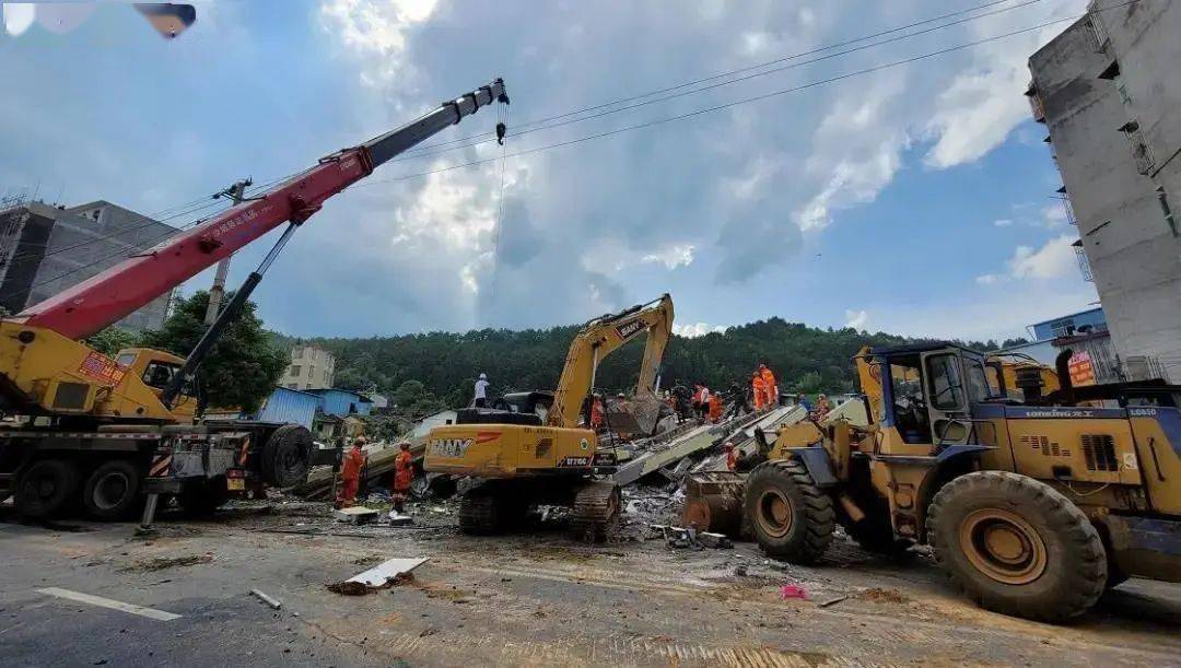 村民自建房坍塌致10人被困!