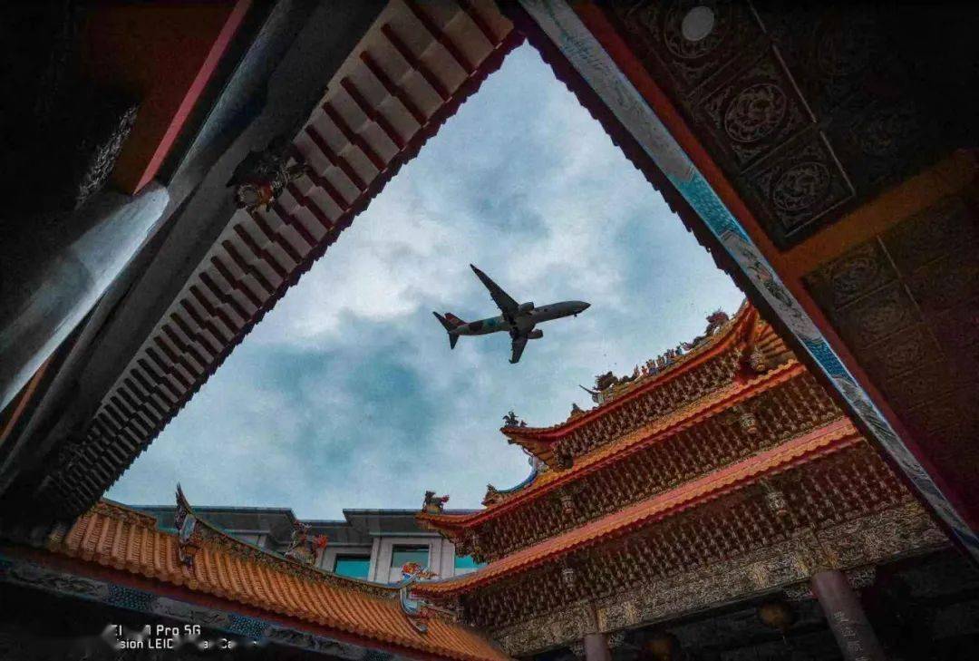 在我们的生活中,很多题材都可以用仰视构图来拍摄,比如建筑,天空,花卉