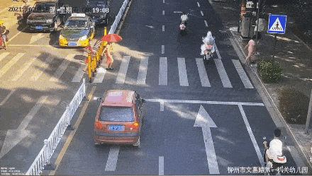 【礼让红黑榜】斑马线前停 确保路人行 人人记在心 安全又文明