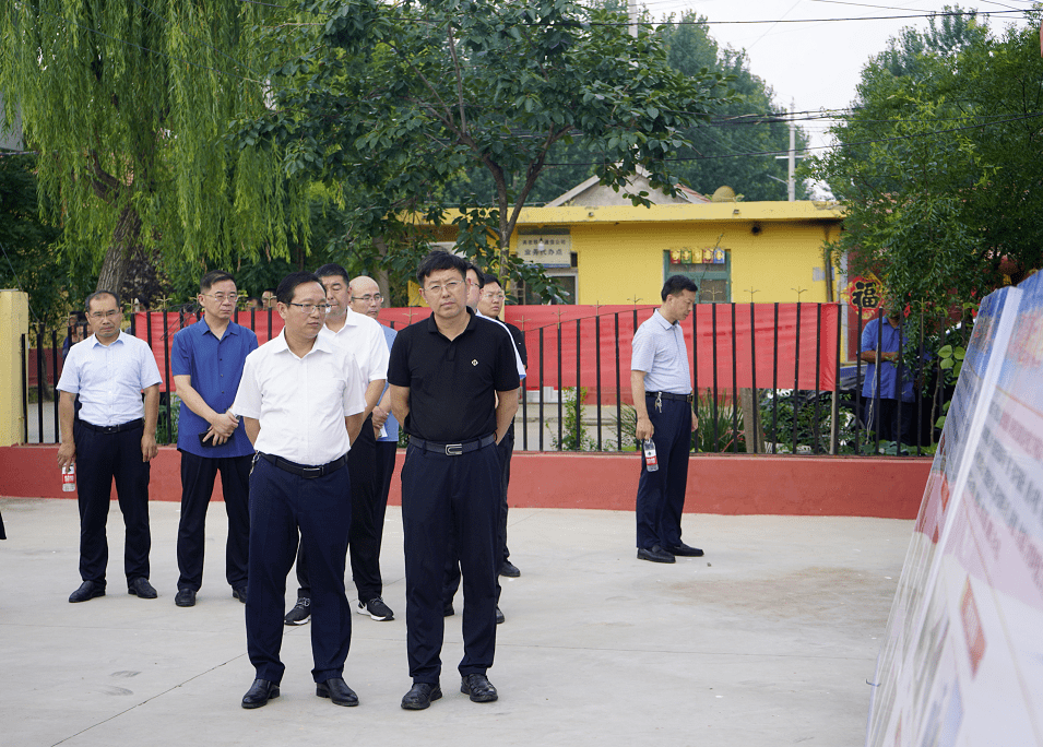 观摩团一行先后到兴仁官庄村,阚东村,阚西村,李营村,西姜戈庄村检查