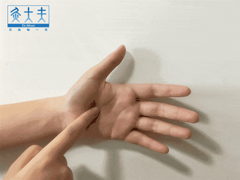 劳宫穴属于手厥阴心包经,心包经对心脏起着保护作用,  按摩劳宫穴可起