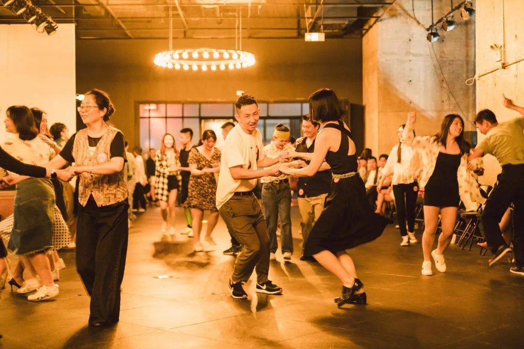 摇摆舞(swing dance),发展于上个世纪20年代,包括:林迪舞(lindy hop)