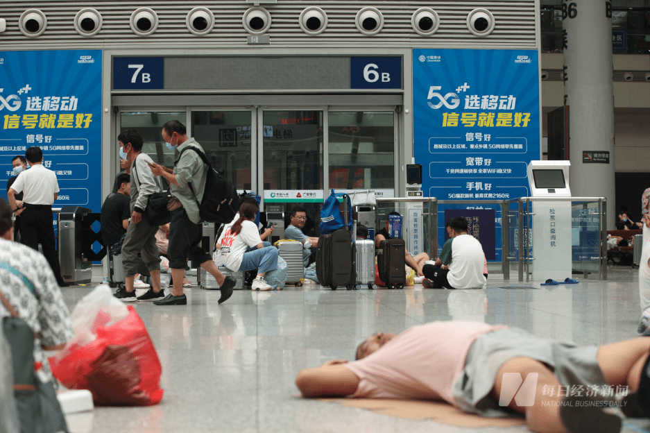 图集|滞留郑州东站旅客群像:车站栏杆上晾起衣服,小吃