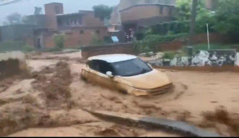 河南暴雨紧急救援!地铁车厢积水乘客被困,一地1死2失联