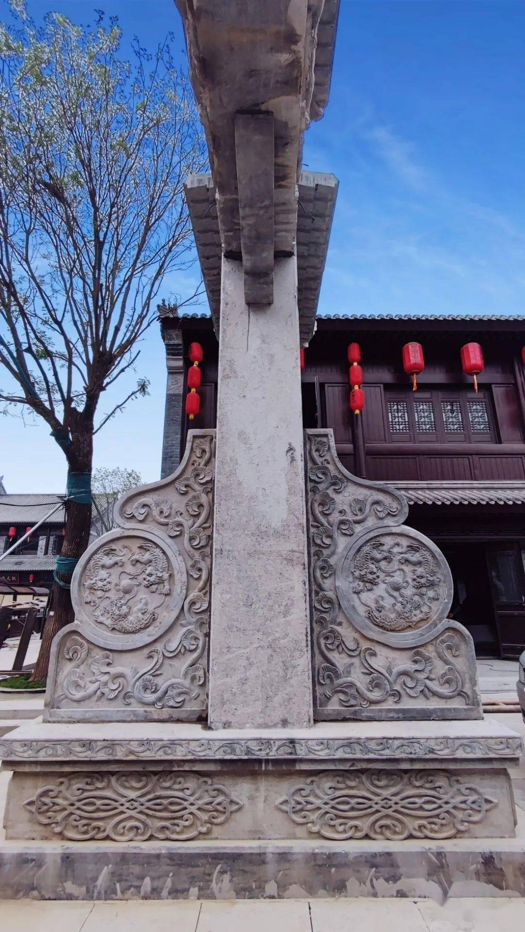 雕刻拐子纹,"拐"与"贵"谐音,有"贵子"的寓意,寓意子孙昌盛,安宁富贵等