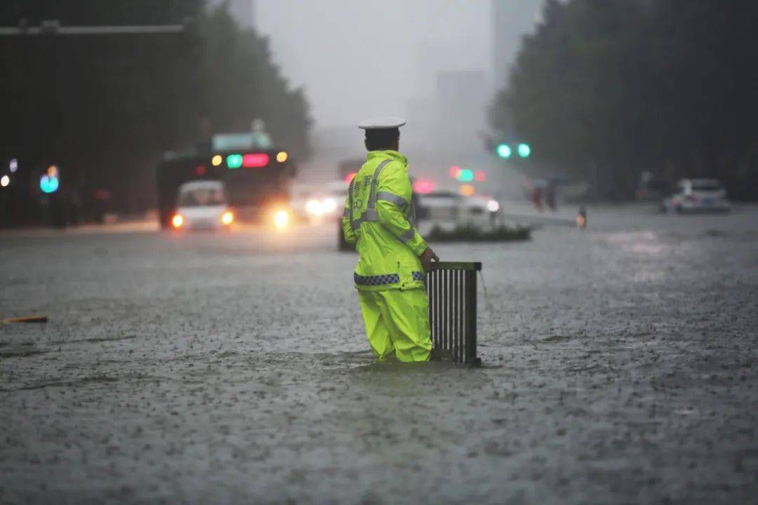 暴雨来袭 河南公安全警上阵抗灾救援_郑州市