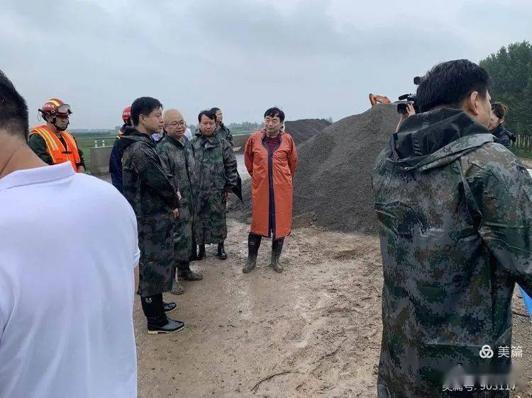 7月20日,县委书记李东岭,县长李亚强等县领导连夜赶到马坊镇指挥现场