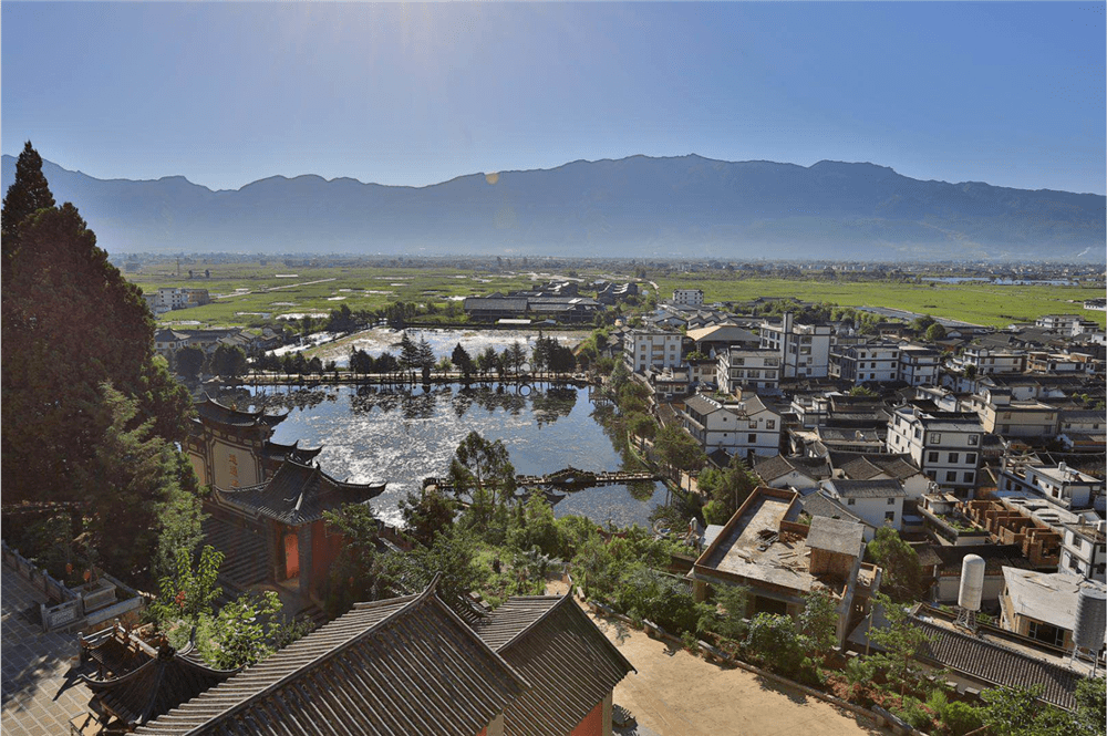 鹤庆县新华村 走在新华村的青石板路上,青砖白瓦的白族民居充满民族